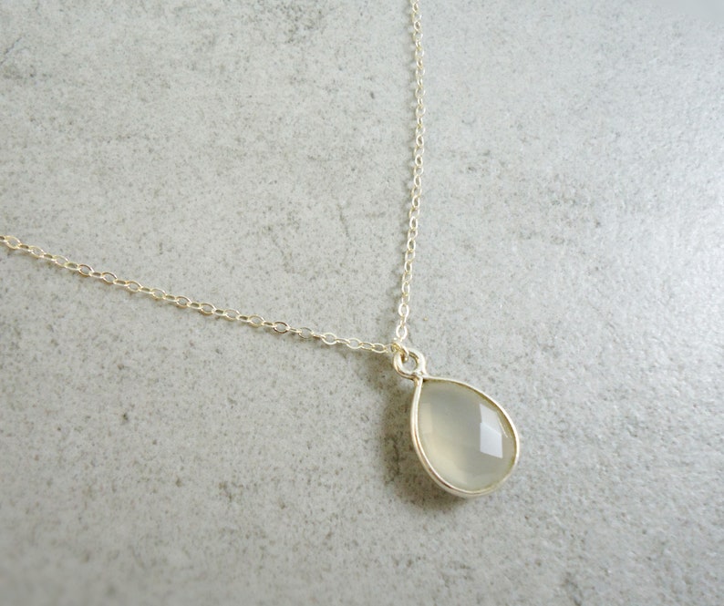 Silver necklace with grey-brown Chalcedontropfen