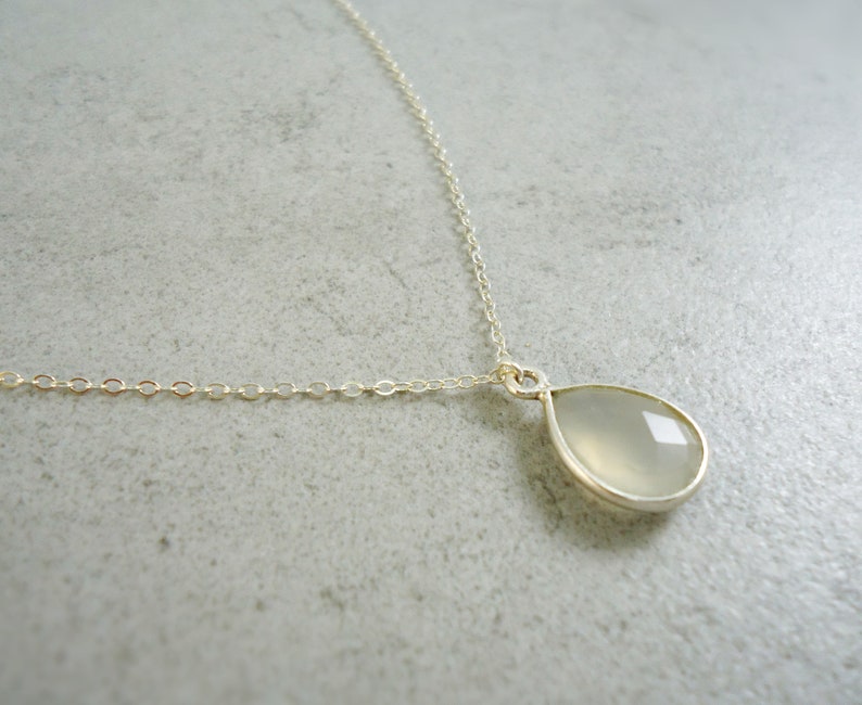 Silver necklace with grey-brown Chalcedontropfen