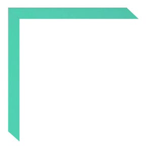 Pu&ograve; includere: Un passe-partout per cornice di colore turchese con bordo smussato. Il passe-partout ha una forma ad angolo retto, con un design pulito e moderno. La cornice &egrave; di colore pieno e lo sfondo &egrave; bianco.