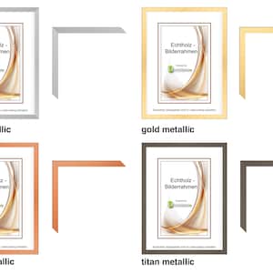 Pu&ograve; includere: Quattro cornici per foto con finiture metalliche argento, oro, rame e titanio. Ogni cornice ha un interno bianco con un disegno stampato e il testo "Echtholz - Bilderrahmen".