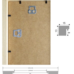 Pu&ograve; includere: Una cornice in legno marrone chiaro. La vista posteriore mostra l'hardware di montaggio e il cartone di supporto. Un diagramma mostra le dimensioni: 1,5 cm di larghezza, 1,3 cm di altezza e 0,8 cm di profondit&agrave;.
