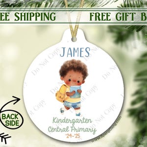 パーソナライズされたアフリカ系アメリカ人の黒い肌の男の子 | 初日のクリスマスオーナメント | 私の最初の年の記念品 | 男の子のオーナメント | 幼稚園のプレスクール