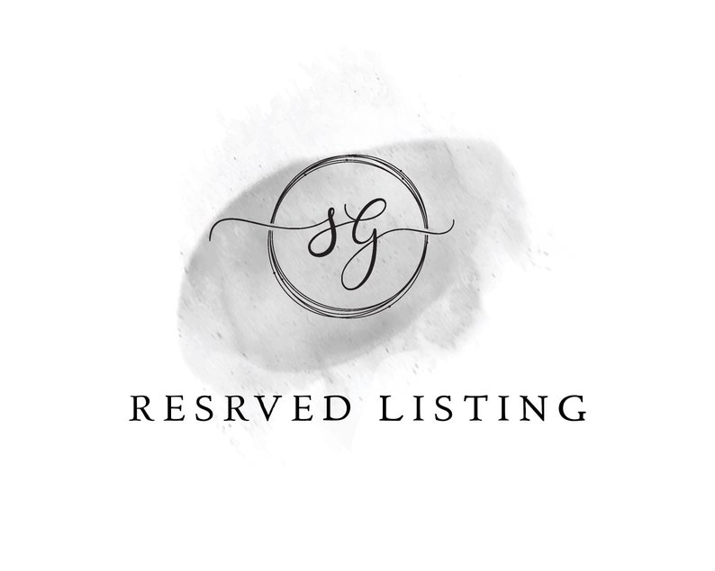 K&ouml;nnte beinhalten: Ein Aquarellhintergrund mit einem Kreis, der die Buchstaben "SG" in einer Schreibschrift enth&auml;lt. Der Text "RESERVED LISTING" befindet sich unter dem Kreis.