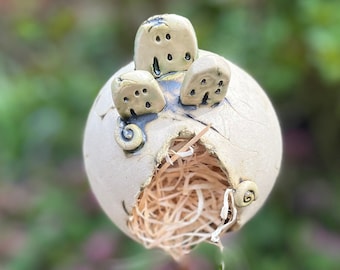 Gartenkugel mit drei Häusern/ Insektenhotel