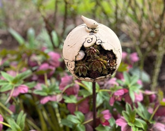 Bepflanzte Gartenkugel mit Vögelchen