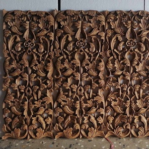 Puede incluir: Tres paneles de madera tallada intrincadamente. Los paneles son de color marrón claro y presentan un diseño floral y de hojas repetitivo. Las tallas son detalladas y crean una superficie texturizada. Para decoración de pared.