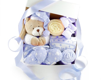 dubistda-WINDELTORTEN-® Baby Geschenkbox zur Geburt SPIELUHR BÄR blau| Geschenkkorb Baby mit Spieluhr 6-teilig