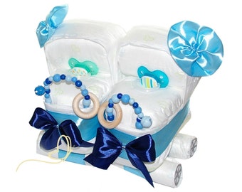 Windeltorte Zwillinge personalisiert | Windelkinderwagen blau Baby Jungs + Greifling mit Name | Geschenk zu Geburt, Babyparty, Taufe,..