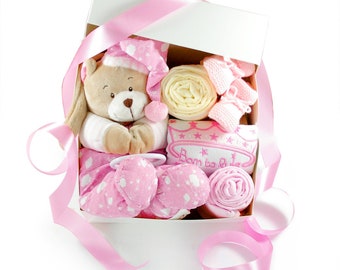 dubistda-WINDELTORTEN-® Baby Geschenkbox zur Geburt SPIELUHR BÄR rosa | Geschenkkorb Baby mit Spieluhr 6-teilig