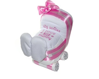 Windeltorte Windelkinderwagen rosa inkl. 3tlg Babyset Mädchen | Geschenk zur Babyparty Babyshower Geburt Windelwagen