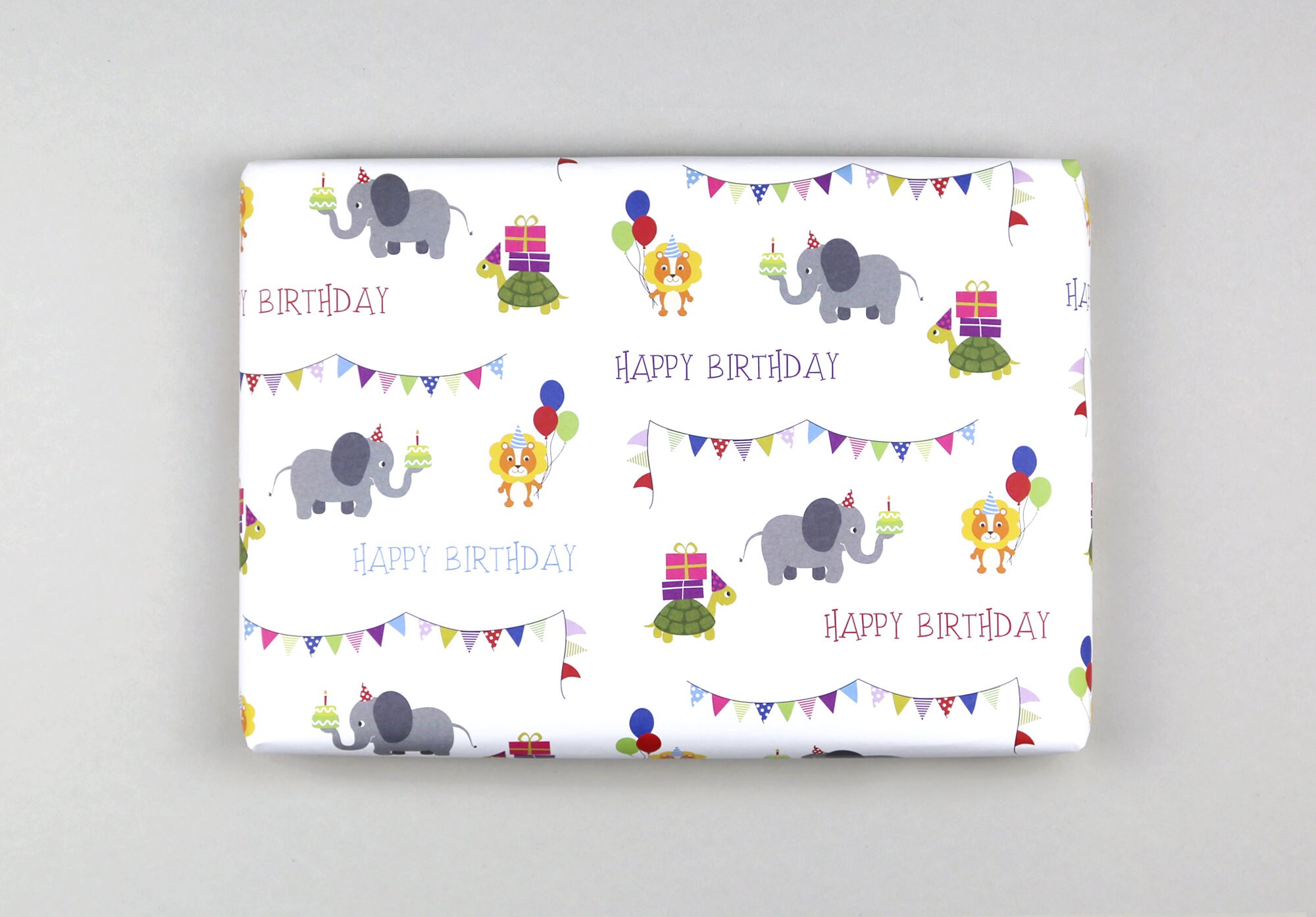 1x rollen happy birthday cadeaupapier/inpakpapier gekleurde tekst 200 x 70 cm