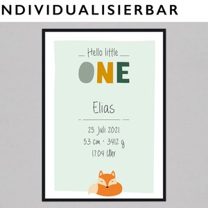 Op de afbeelding: Een groene en witte printbare poster met de tekst "Hello little ONE" in gele en groene letters. De poster bevat ook de naam "Elias", de datum "25. Juli 2021", de afmetingen "53 cm. 3412 g" en de tijd "17.04 Uhr". Een cartoonvos bevindt zich onderaan de poster.