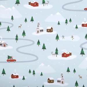 Puede incluir: Una escena de invierno azul y blanca con casas rojas, &aacute;rboles verdes y monta&ntilde;as blancas. Hay coches con &aacute;rboles de Navidad en la parte superior conduciendo por caminos sinuosos. Tambi&eacute;n hay personas esquiando y ciervos en la escena.