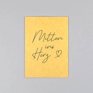 Postkarte, Holzschliffpappe, Mitten ins Herz, Handschrift, schwarz, Liebe, Geburt // Postkarte Paul Herz