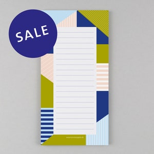 Könnte beinhalten: Ein weißer Notizblock mit einem geometrischen Designrand in Blau, Grün, Rosa und Hellblau. Der Rand weist Streifen und diagonale Linien auf. Das Wort "SALE" ist in einem blauen Kreis geschrieben.