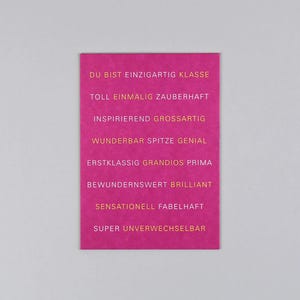 Postkarte, Holzschliffpappe, Wörter, Typo, Komplimente, Bleib so wie du bist, gelb // Postkarte Till Pink