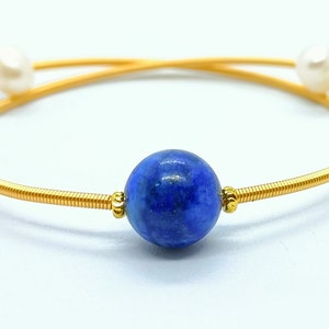 Lapis-lazuli naturel et perles fraîches, manchette à ressort, jonc de perles, lapis, pierres précieuses, bracelet de style bohème
