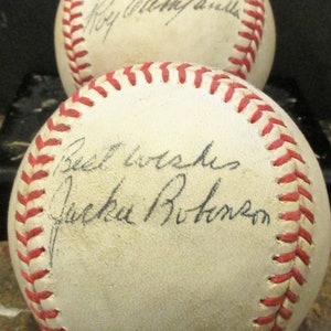 Lote de 2 pelotas de béisbol de los años 50 autografiadas por Roy Campanella y Jackie Robinson