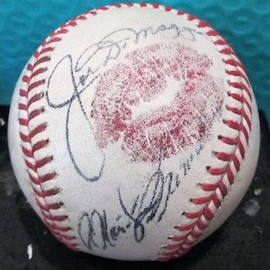 Marilyn Monroe & Joe DiMaggio Replik 1952 Autogramm Baseball mit Lippenstiftkuss