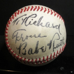 Réplica de pelota de béisbol autografiada de Babe Ruth de 1934 *NUEVO DISEÑO PARA 2019*