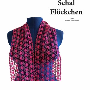 Puede incluir: Una bufanda de ganchillo rosa y marrón con un patrón floral. La bufanda se muestra en un maniquí azul. El texto "Schal Flöckchen von Petra Tschanter" está en la parte superior de la imagen. El texto "Petra Tschanter, © 2019" está en la parte inferior izquierda de la imagen. El texto "Material: Garn CAPRI von Lana Grossa (55% Baumwolle, 30 % Polymic, 15% Seide) LL 150 m/50 g 22 Paare Farbe 1: 008 (pink) 10 Paare Farbe 2: 009 (dunkellila)" está en la parte inferior derecha de la imagen.