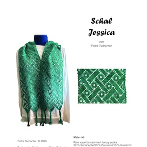 Può includere: Una sciarpa verde lavorata a maglia con un motivo a rombi e frange. La sciarpa è esposta su un manichino e presenta il testo "Schal Jessica" nell'immagine.
