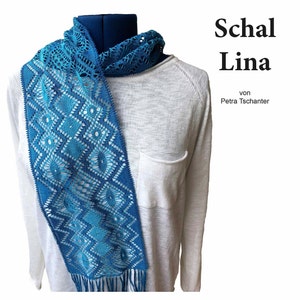 Peut inclure: Une écharpe en crochet bleu et turquoise avec des franges, appelée "Schal Lina" par Petra Tschanter.