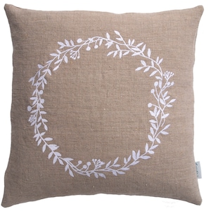 Cojín de lino en beige grisáceo natural, bordado con un motivo de corona blanca. Medidas: 40 x 40, 45 x 45, 50 x 50 cm | Funda de cojín con tapeta de botones de hilo.