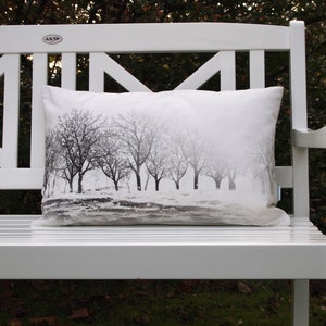 Allee im Schnee 40x60cm,Kissenhülle, Kissenbezug,100% Baumwolle Winter- und Weihnachtsdekoration, schwarz-weiß und graue Farbtöne,nordisch