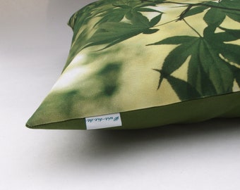 Coussin branche d'érable vert, housse de coussin 50 x 50 cm coton, dos : coton vert mai, avec patte de boutonnage composée de boutons en bois, housse de coussin feuilles