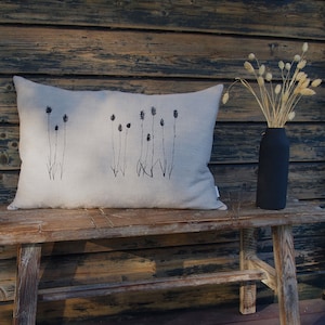 Linnekudde med sammetsgräs, 100% linne, naturlig beige-grå färg, svart broderi, storleksvalbar, knappslå med trådknappar