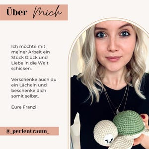 Pu&ograve; includere: Una persona con capelli biondi che indossa una maglietta nera tiene in mano una piccola tartaruga all'uncinetto fatta a mano con un guscio verde chiaro e testa e pinne color crema. L'immagine include il testo tedesco "&Uuml;ber Mich", "Ich m&ouml;chte mit meiner Arbeit ein St&uuml;ck Gl&uuml;ck und Liebe in die Welt schicken", "Verschenke auch du ein L&auml;cheln und beschenke dich somit selbst", "Eure Franzi" e "@_perlentraum_".