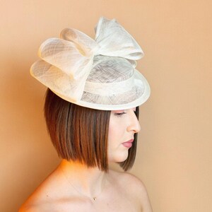 Vintage platte damesboothoed, ivoren bruidsfascinatorhoofdband, sinamay-fascinator
