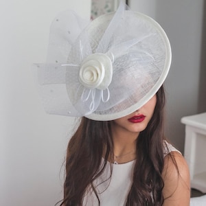 Weißer Hochzeitshut – Elegantes Accessoire für Zeremonien – Raffinierter Stil für Damen – Perfekt für Gäste