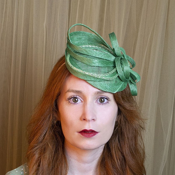 Green wedding fascinator for women - Wedding guest hat - Green wedding headdress - Tourbillon creation - Maison Belema millinery