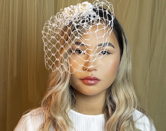 Ivoren bruidsfascinator met sluier - Hoed voor bruiloftsgasten - Ivoren bruidshoofddeksel - Rustieke creatie - Maison Belema