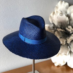 Chapéu de palha azul estilo borsalino de verão - Chapéu de praia - Chapéu de sol azul - Maison Belema