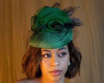 Tocado de boda verde para mujer - Sombrero de invitada de boda - Tocado de boda verde - Creación Nuage - Millinery Maison Belema