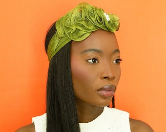 Diadema de boda verde para mujer - Sombrero de invitada de boda - Tocado de boda verde - Creación de Luisiana - Sombrerería Maison Belema