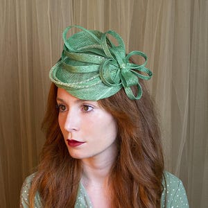 Green wedding fascinator headband, wedding guest hat, horse racing hat, green derby hat