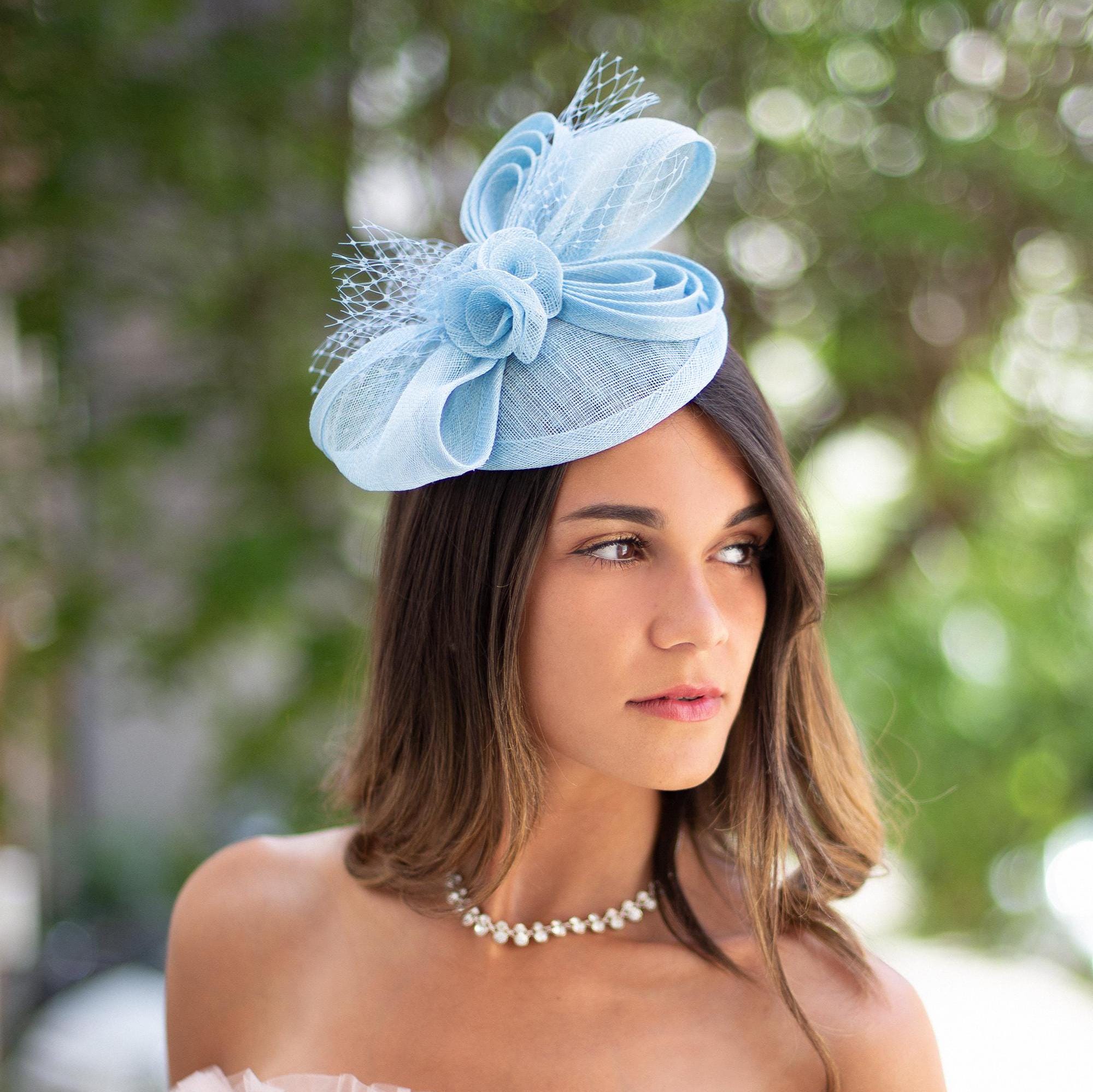 Fascinateur bleu ciel chic pour mariage et événements Fascinateur bleu ciel chic pour mariage et événements