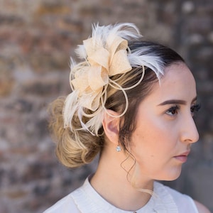 Ivory sinamay fascinator, ivory wedding hat, bridal fascinator, small modern beige feather fascinator