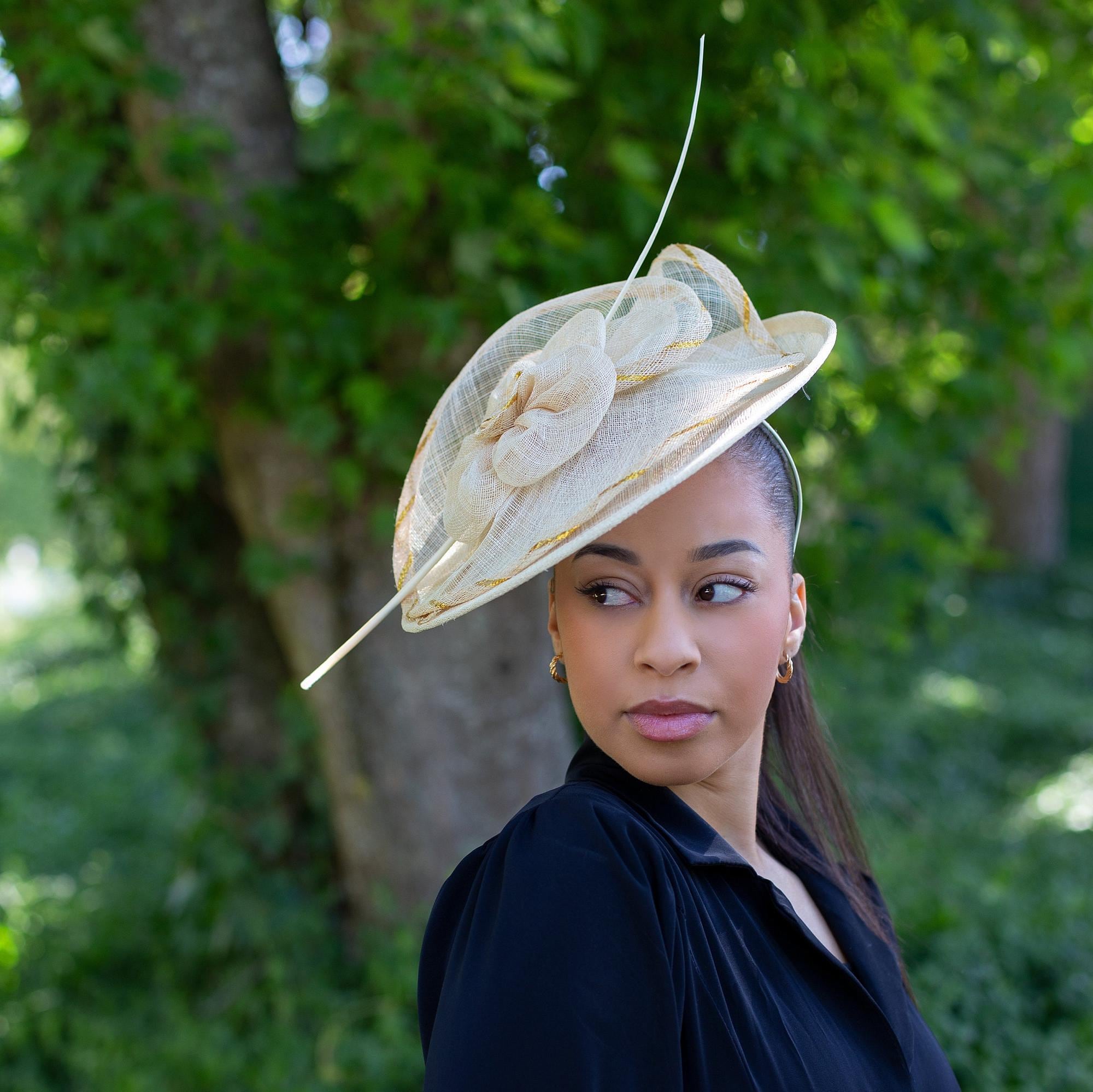 から厳選した Cream Bohemian Wedding Guest Hat, Beige Sinamay Fascinator 帽子