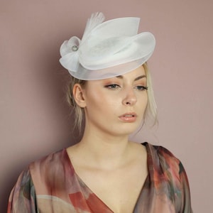 White fascinator headband, white wedding fascinator hat for women, bridal pillbox hat
