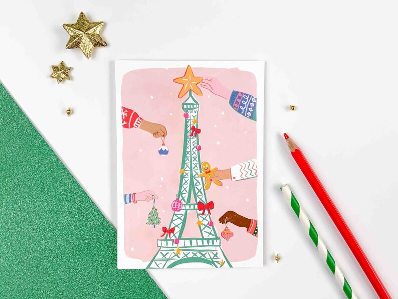 Tour Eiffel verte, décorée comme un sapin de Noël