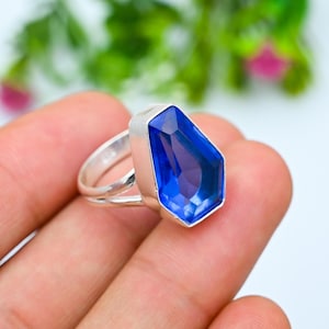 Anillo de topacio azul, anillo de plata de ley 925, anillo de piedras preciosas, anillo hecho a mano, anillo de diseñador, anillo martillado, joyería de plata, anillo de mujer