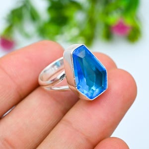 Anillo de topacio azul, anillo de plata de ley 925, anillo de piedras preciosas, anillo hecho a mano, anillo de diseñador, anillo martillado, joyería de plata, anillo de mujer