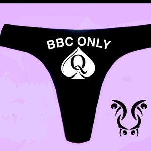 Könnte beinhalten: Schwarze Spitzenunterwäsche mit dem Text "BBC ONLY" und einem weißen Pik-Damen-Symbol.