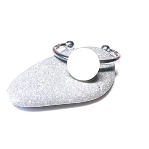 Pärlemorring, silver och rostfritt stål, öppen justerbar ring med vit snäckskalcabochon, minimalistiska smycken, present till henne, handgjord