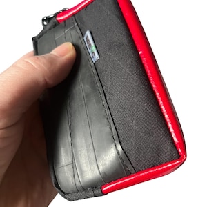 Kleiner Upcycling Geldbeutel, handgemachte Geldbörsen, nachhaltige Accessoires, einzigartige Geldbeutel, recycelte Materialien, rot